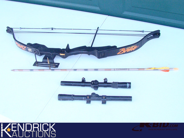 lot 125 image: Golden Eagle 30 Youth Practice Bow, and Accessories