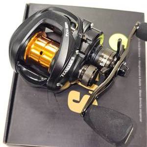 lot 32 image: Lews Team Lews Pro SP New in Box, PSPIXH, Bait Casting Reel