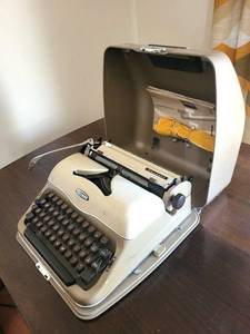Triumph Perfekt Portable Typewriter - Vintage Manual Typing Machine in Case