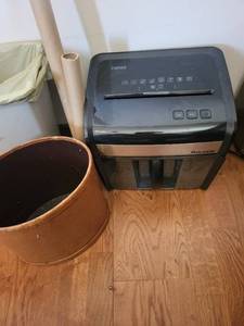 Staples MailMate M7 12-Sheet Cross-Cut Shredder