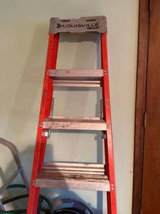 Louisville Fiberglass Step Ladder 300 lb Capacity 6 Ft Used