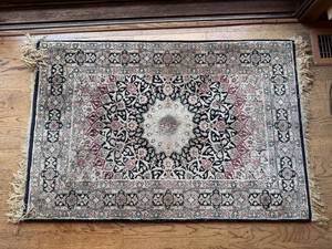 Persian Style Accent Rug 24 x 36 Floral Medallion Fringe Used
