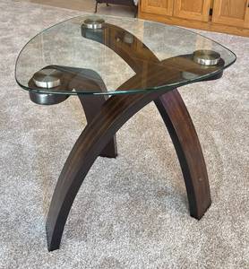 lot 19R image: LR - Allure Pie-Shaped End Table