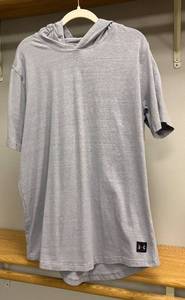 lot 96R image: UC - Under Armour Hooded T-Shirt Size XL
