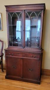 lot 20 image: Vintage Mahogany Duncan Phyfe Breakfront Display Cabinet
