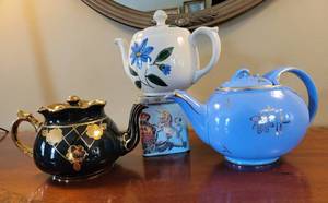 lot 150 image: Charming Vintage Teapot Collection