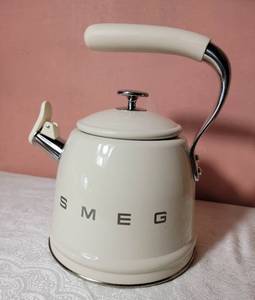 lot 151 image: Smeg Pepper White Tea Kettle
