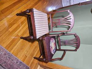 lot 26 image: Antique Hepplewhite Mahogany Captain Chair and Accent Set
