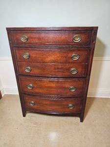 lot 25 image: Federalist Drexel Five Drawer Dresser
