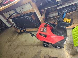 lot 184 image: Toro Five Eighteen ZE Snow Thrower
