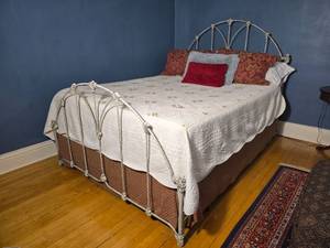 lot 39 image: Vintage White Cast Metal Queen Size Bed Frame