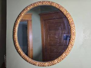 lot 80 image: Round Gold Gilt Decorative Wall Mirror