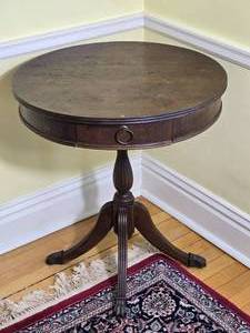 lot 31 image: Antique Federal Style Round Pedestal Accent Table
