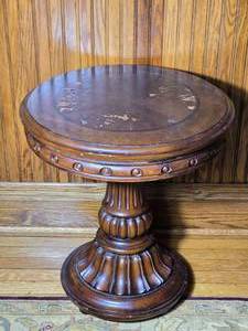 lot 36 image: Traditional Round Carved Pedestal Accent Table