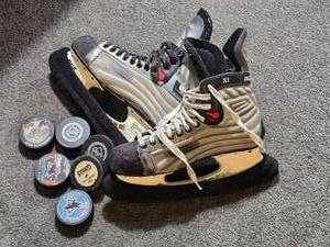 lot 197 image: Bauer Vapor XI Hockey Skates Size 11 with NHL Pucks
