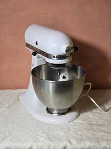 lot 89 image: KitchenAid Classic White Tilt Head Stand Mixer