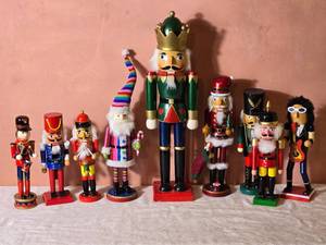 lot 211 image: Nutcracker and Holiday Figure Collection