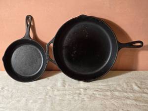 lot 93 image: Lodge Cast Iron Skillet and Chicken Fryer Pan Set