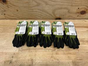 lot 62 image: Bellingham Bamboo Gardener Unisex Palm-dipped Gardening Gloves Green Small (lot of 5)
