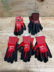 lot 105 image: Milwaukee Size 9 Gloves (lot of 5)