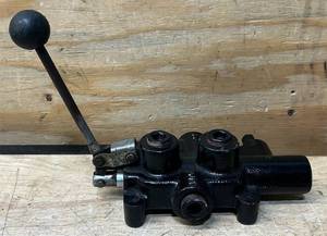lot 124 image: Hydraulic Log Splitter Control Valve