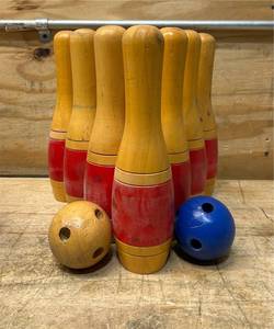lot 258 image: Wooden Bowling Set 10pc