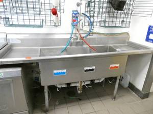 lot 11 image: Stainless 3 Well sink