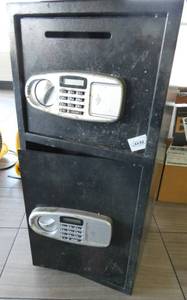 lot 24 image: Drop box safe