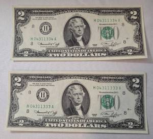 lot 59 image: Two - 2 Dollar Bills With Consecutive Serial Number.  Series 1976 - Very Crisp