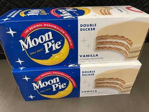 lot 328 image: NM 5 - Moon Pie Vanilla Double Decker Pies (Lot of 2)