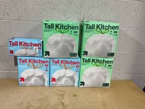 lot 312 image: LOT OF 6 up&up Trash Bags