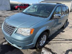 lot 10 image: 2010 Chrysler Town & County Touring