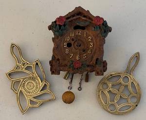 BR2 - Miniature Cuckoo Clock and 2 Metal Trivets