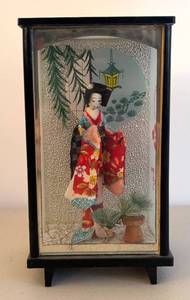 BR2 - Geisha Figurine in Glass Display Case