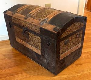 BR1 - Antique Storage Chest with Damask Panels