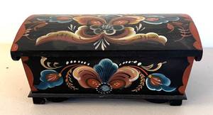 BR2 - Vintage Norwegian Rosmaling Hinged Wooden Box