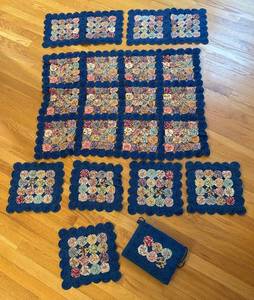 BR1 - Yo-Yo Quilted Table Decor - Blue Border with Floral Yo-Yo Discs