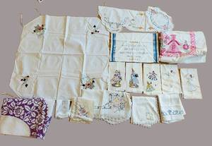 uL - Vintage Embroidered Tablecloth Set with Napkins -