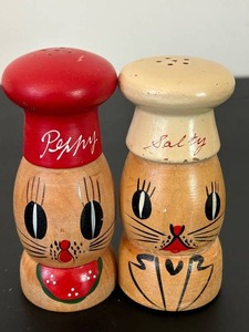 uL - Vintage Poppy & Salty 5in Salt & Pepper Shaker Set