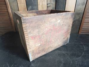 lot 2 image: Rare Vintage Wood 7up Crate