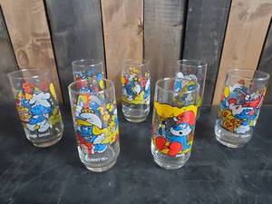 lot 3 image: 7 Vintage Smurfs Glasses  No chips or cracks
