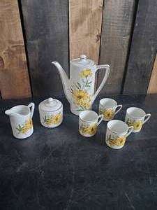 lot 28 image: Beautiful Japan Tea or coffee Lot with no chips or cracks including cream and sugar bowl