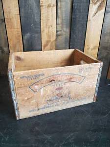 lot 40 image: Vintage Wooden Duluth Brewing Box with good color