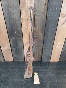 lot 47 image: Vintage Trainer Rifle Parris Mfg. 1950s Cork Gun with Ammunition bag of corks - Needs Repair