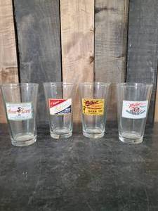 lot 53 image: 4 Vintage Miller High Life Glasses