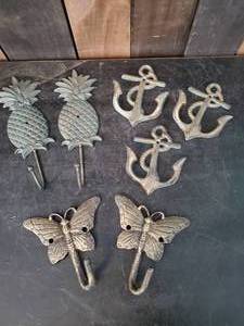 lot 68 image: Cast Metal Decorative Coat Hook Lot