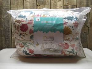 lot 9 image: Twin Garden Floral Kids Comforter Set - Pillowfort