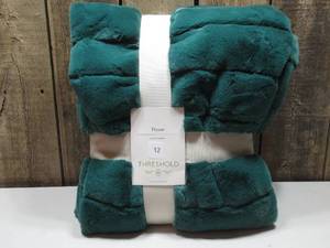 lot 12 image: Threshold Deep green Plush Throw