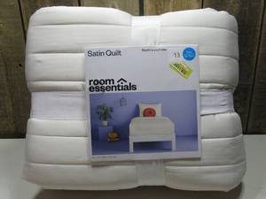 lot 13 image: TwinTwin Extra Long Satin Quilt Ivory - Room Essentials
