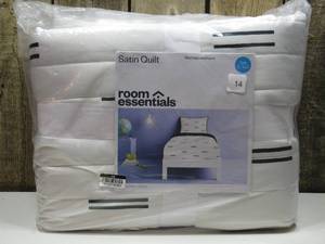 lot 14 image: TwinTwin Extra Long Satin Quilt WhiteBlack - Room Essentials